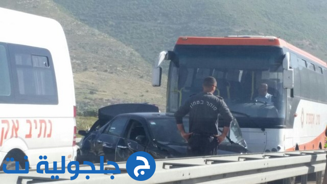 حادث طرق بين حافلة وسيارتين قرب الرامة 